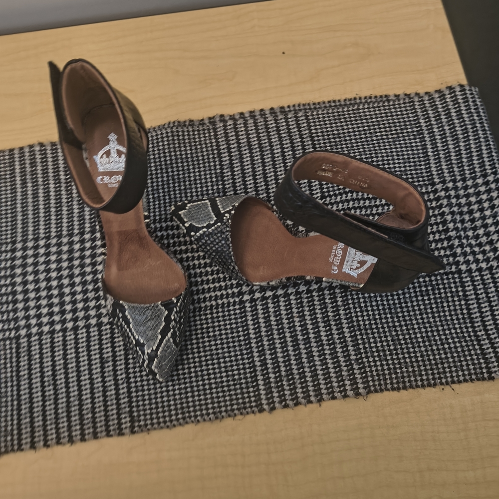 Crown Vintage Black and Gray Patterned Heels - Picture 4 of 4